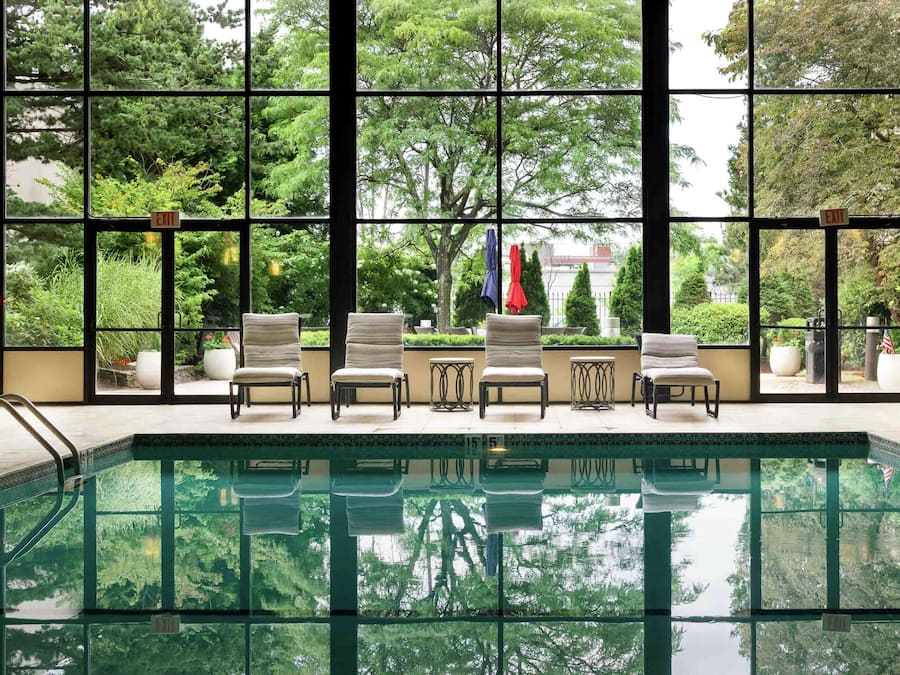 Sisäuima-allas, aurinkotuoleja