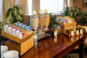 3 restaurantes; se sirven desayunos, almuerzos y cocina americana 