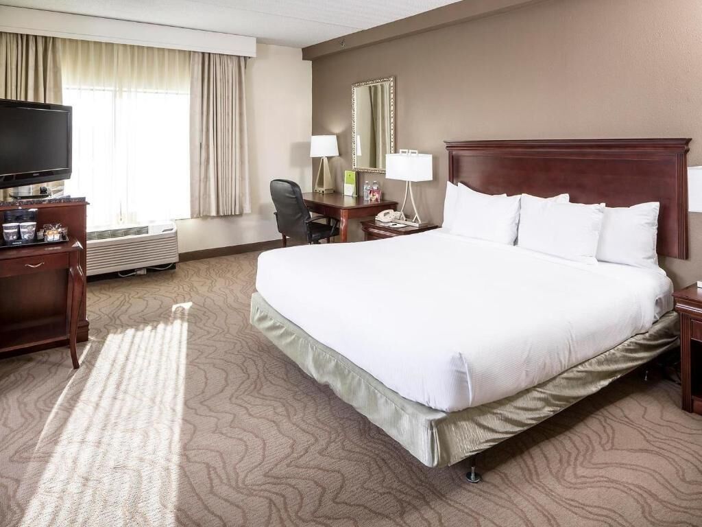 Hypo-allergenic bedding, in-room safe, blackout drapes