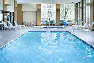 Una piscina techada, sillones reclinables de piscina