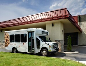 Exterior - DoubleTree by Hilton Detroit - Dearborn (Detroit)
