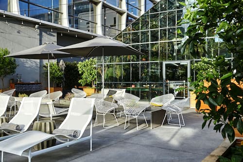 Una piscina al aire libre, sombrillas, tumbonas