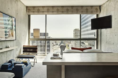 Hypoallergeen beddengoed, donsdekens, een kluis op de kamer, een bureau