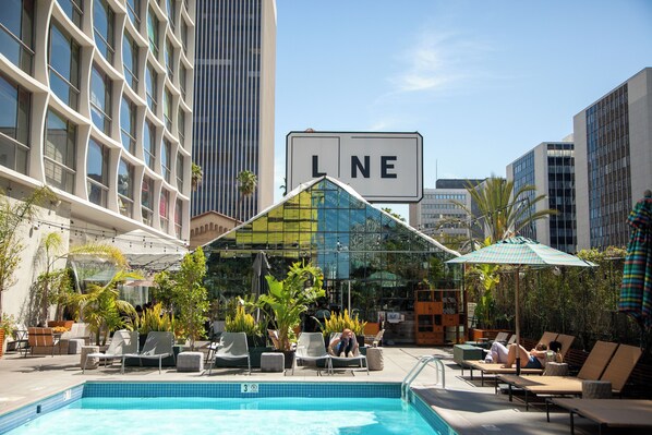 Piscine extérieure, parasols de plage, chaises longues