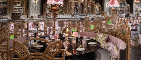 Un interior lujoso con muebles ornamentales, una zona de bar e iluminación decorativa.