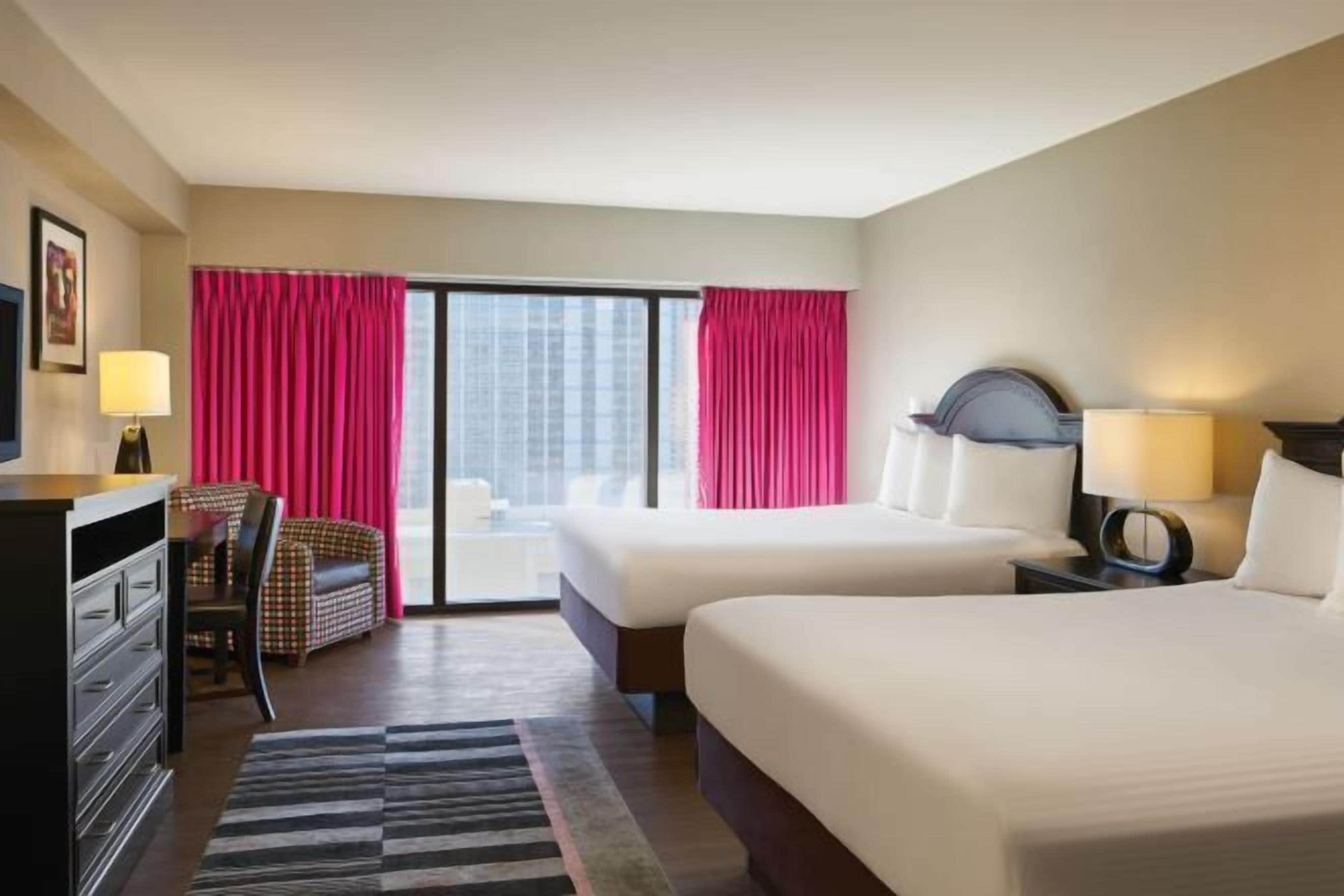 Bantalan ekstra lembut, brankas, dan meja kerja