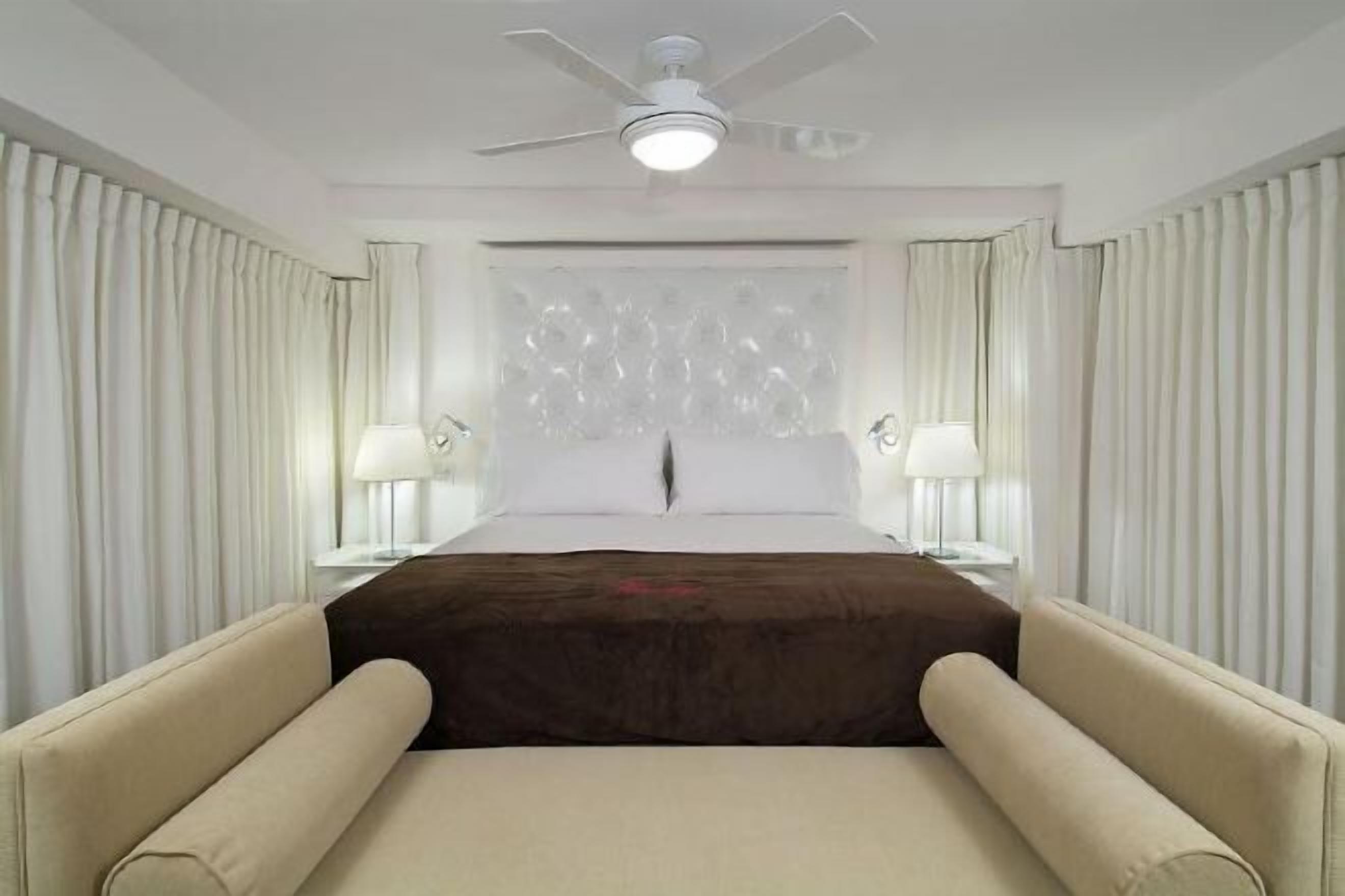 Bantalan ekstra lembut, brankas, dan meja kerja