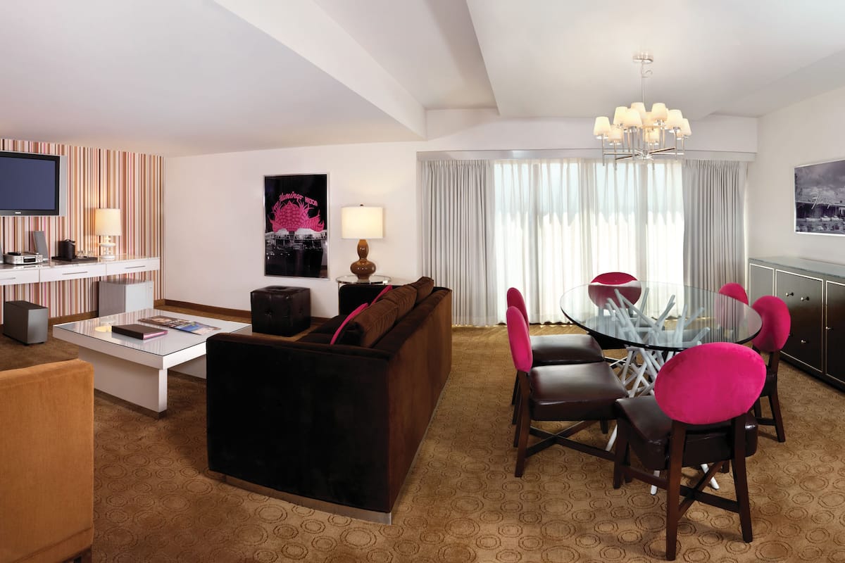 Cosmopolitan Suite, 1 King Bed, High Roller View | Vardagsrum | Platt-tv och betalfilmer