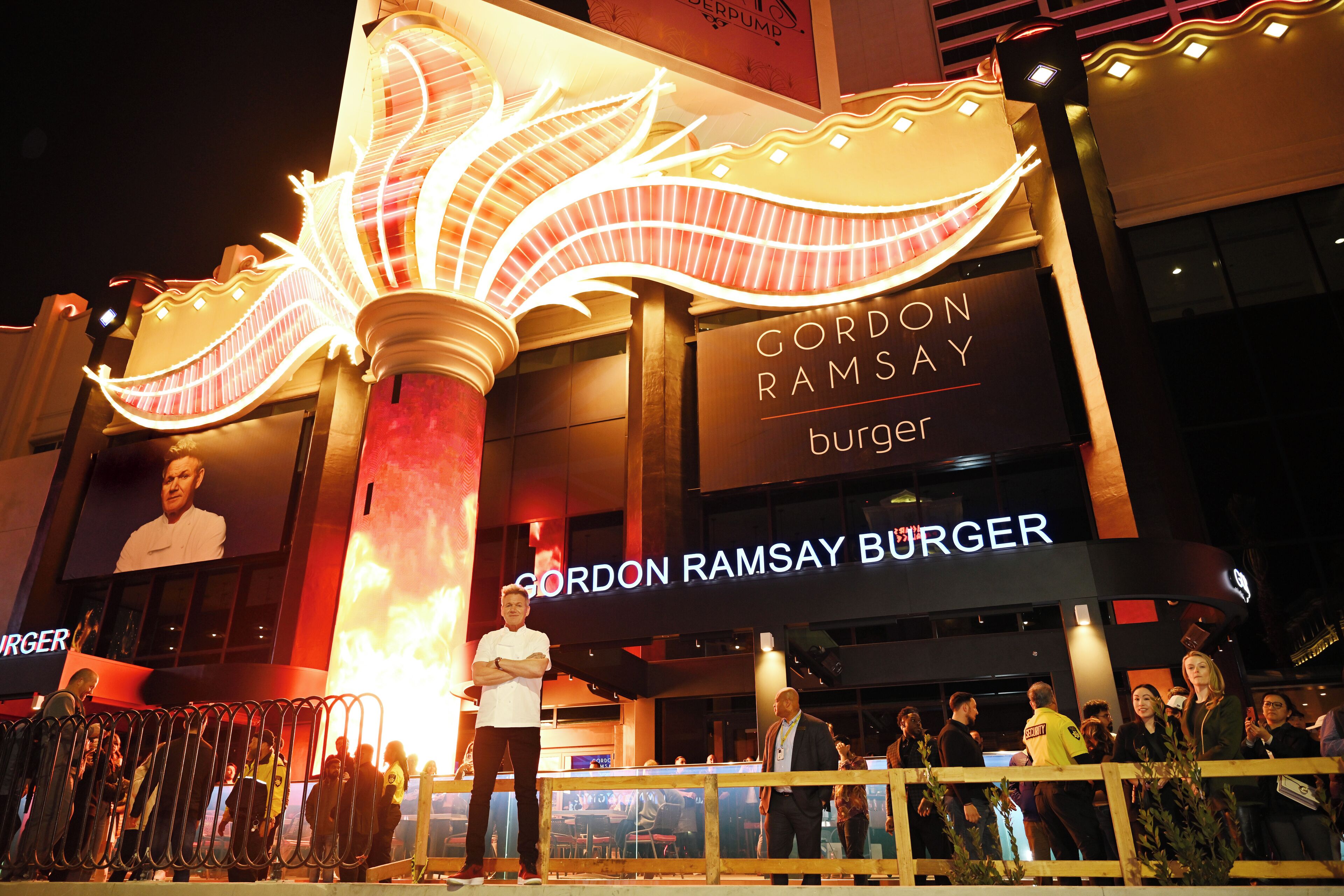 Un restaurant Burger de Gordon Ramsay, doté d’une enseigne bien visible et d’une grande structure illuminée.