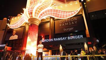 Un restaurant Burger de Gordon Ramsay, doté d’une enseigne bien visible et d’une grande structure illuminée.
