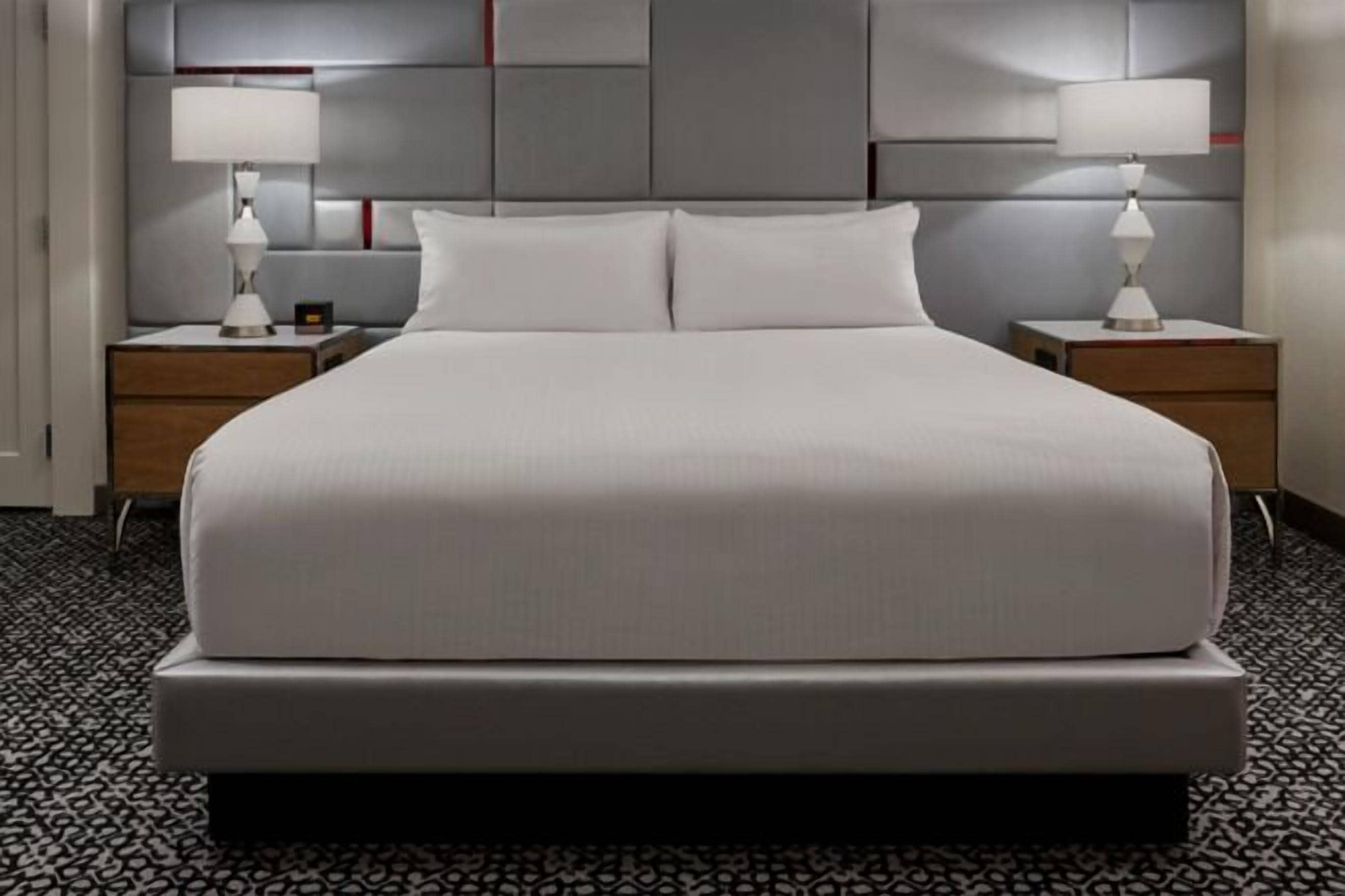 Bantalan ekstra lembut, brankas, dan meja kerja