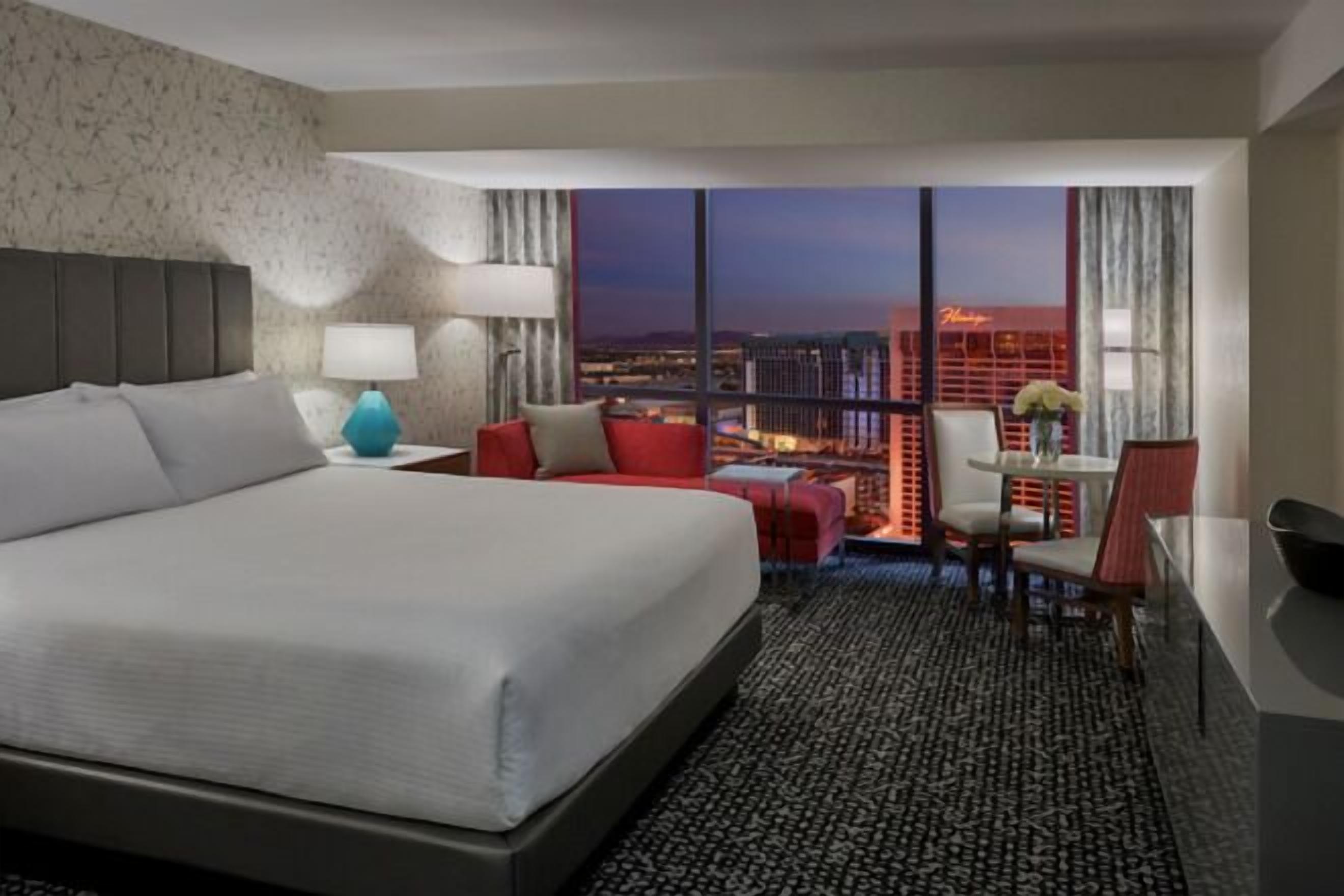 Bantalan ekstra lembut, brankas, dan meja kerja