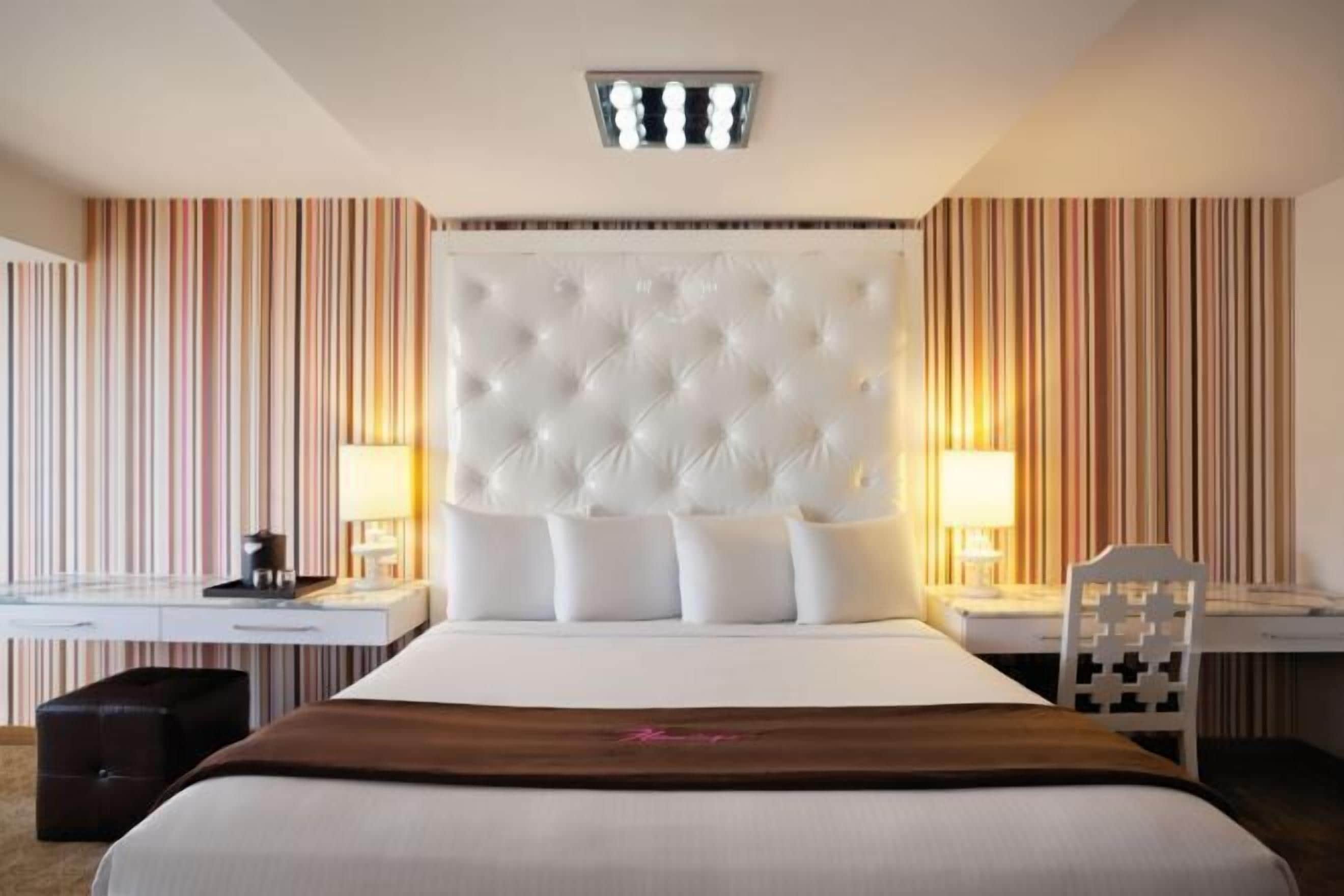 Bantalan ekstra lembut, brankas, dan meja kerja