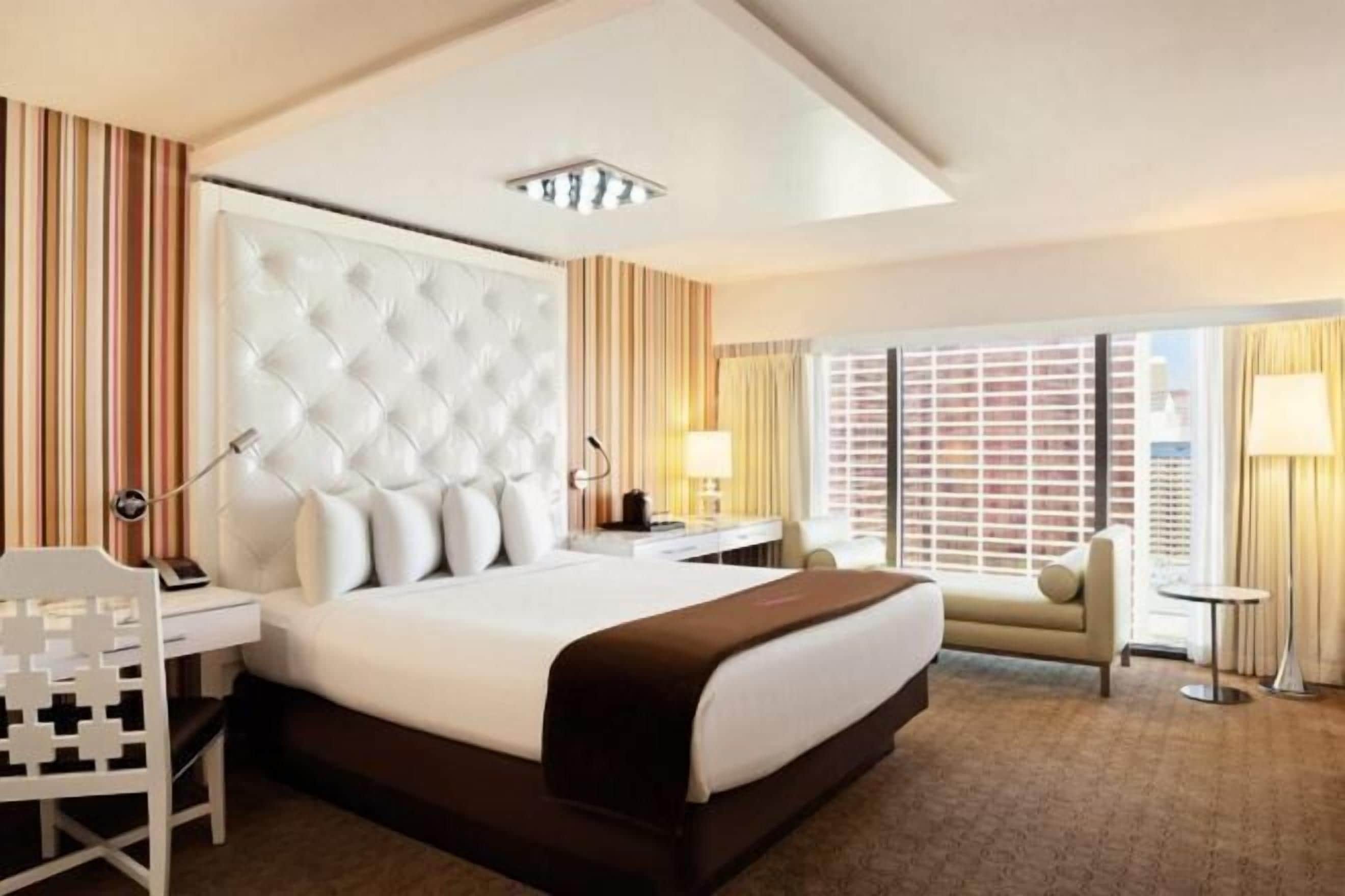 Bantalan ekstra lembut, brankas, dan meja kerja