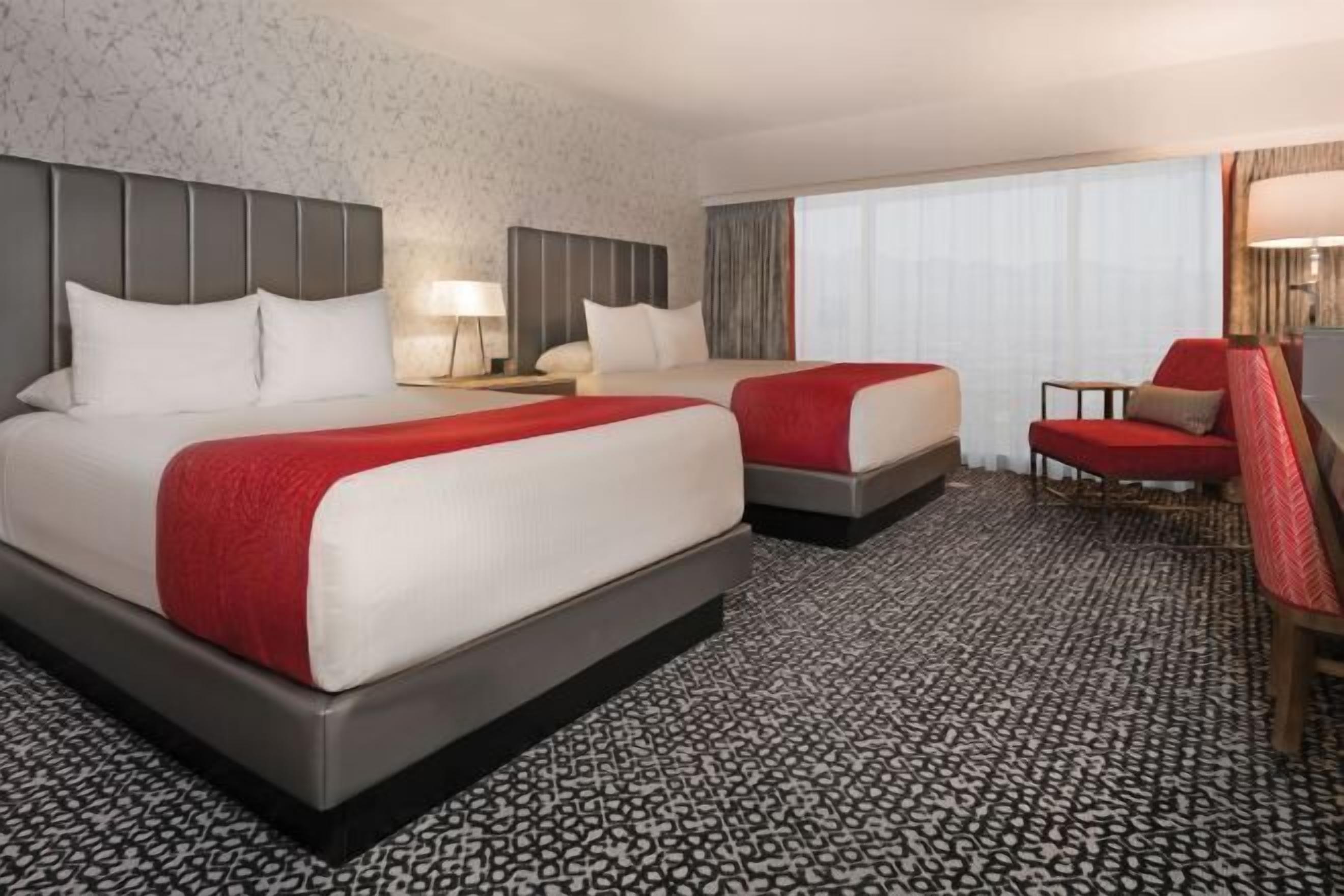 Bantalan ekstra lembut, brankas, dan meja kerja