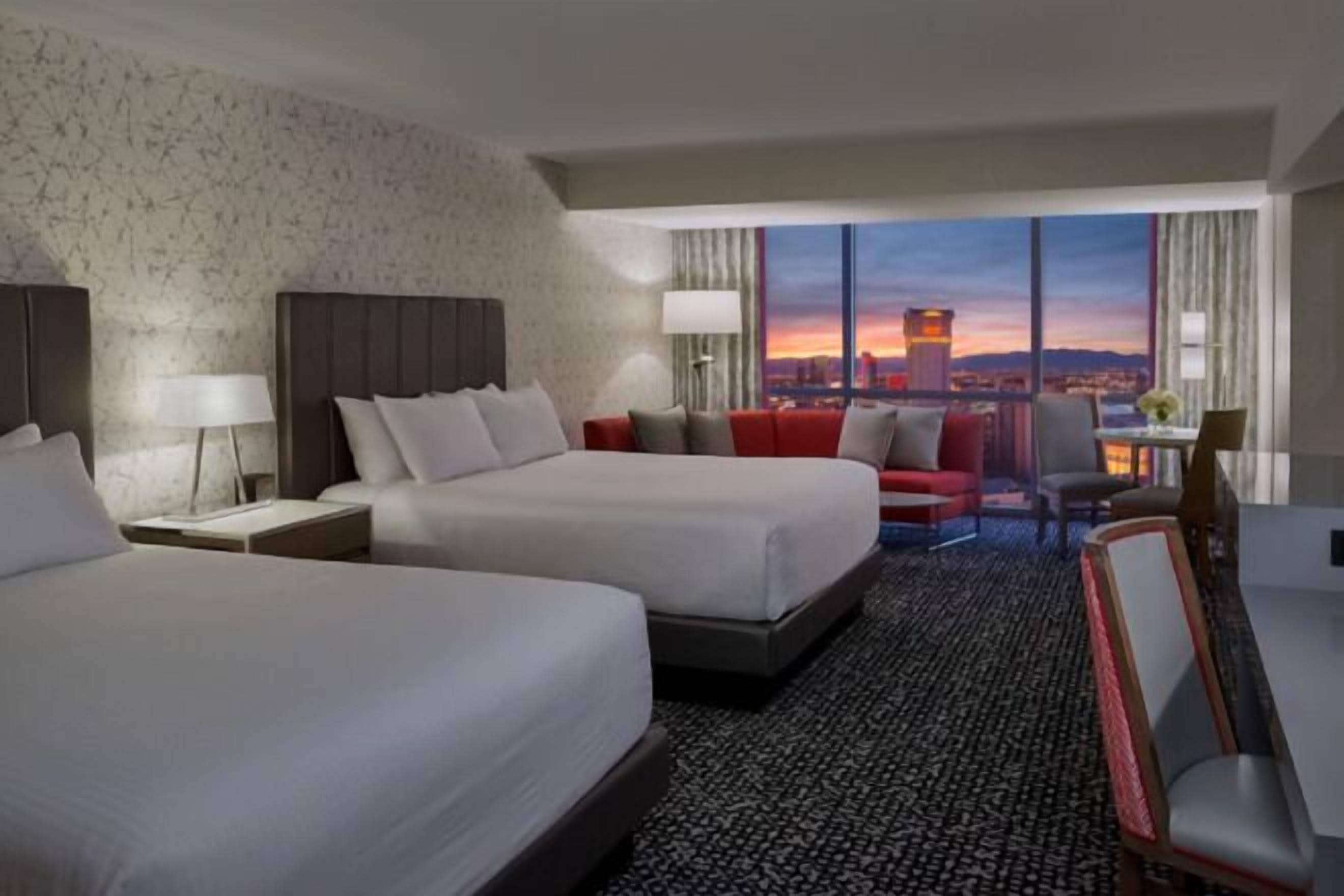 Bantalan ekstra lembut, brankas, dan meja kerja