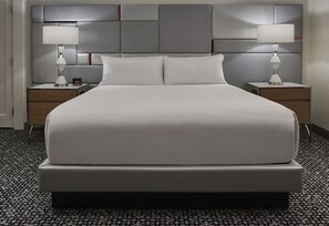 Camas con pillow-top, caja de seguridad en la habitación y escritorio