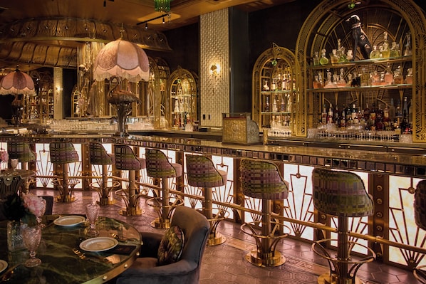 5 bars/lounges, 2 poolside bars