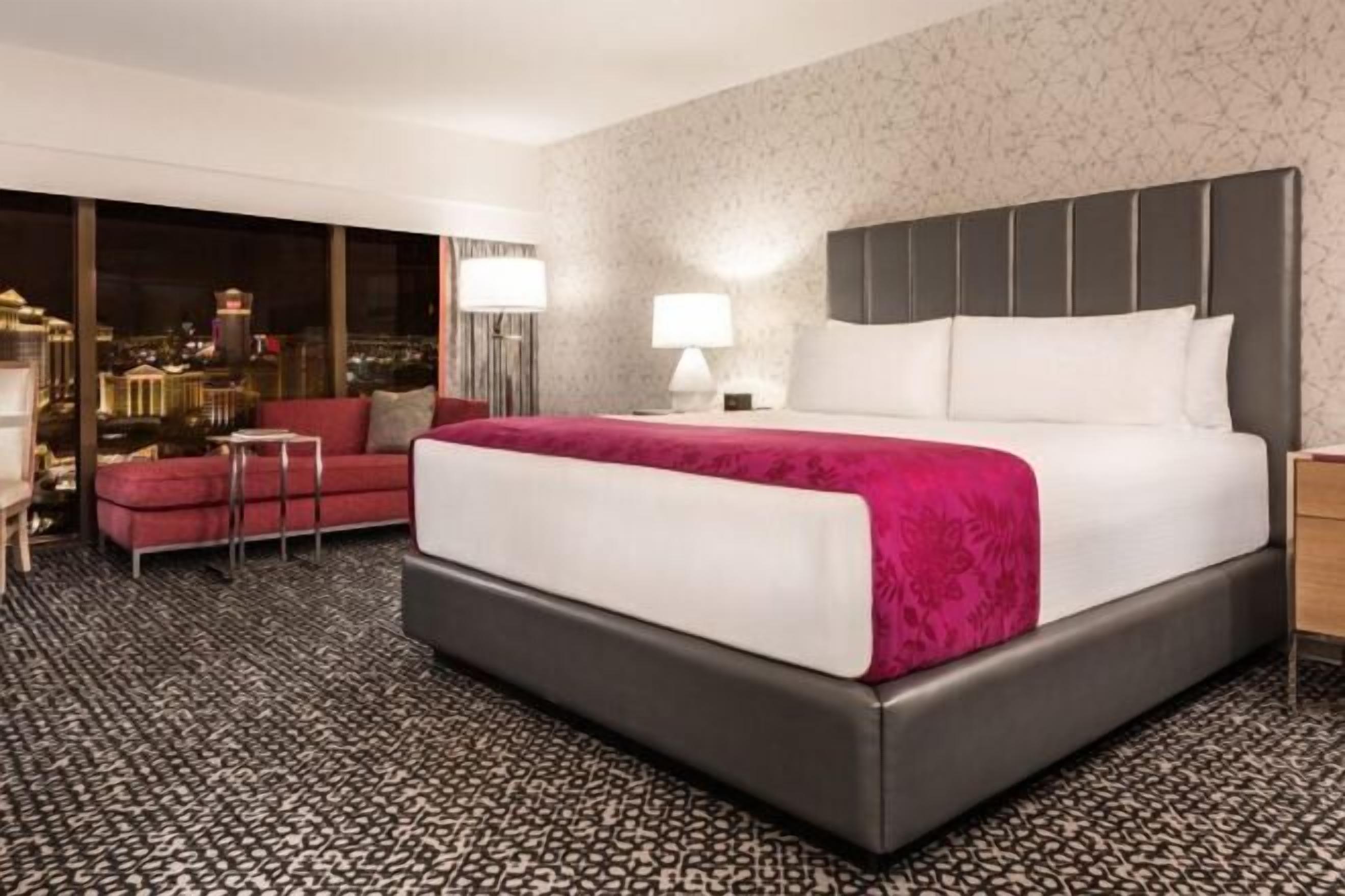 Bantalan ekstra lembut, brankas, dan meja kerja