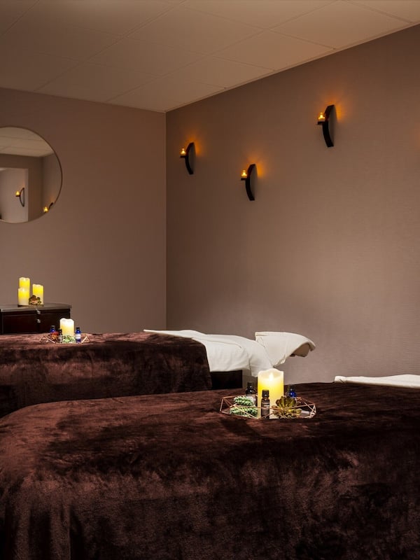Sauna, hot tub, steam room, body treatments, aromatherapy