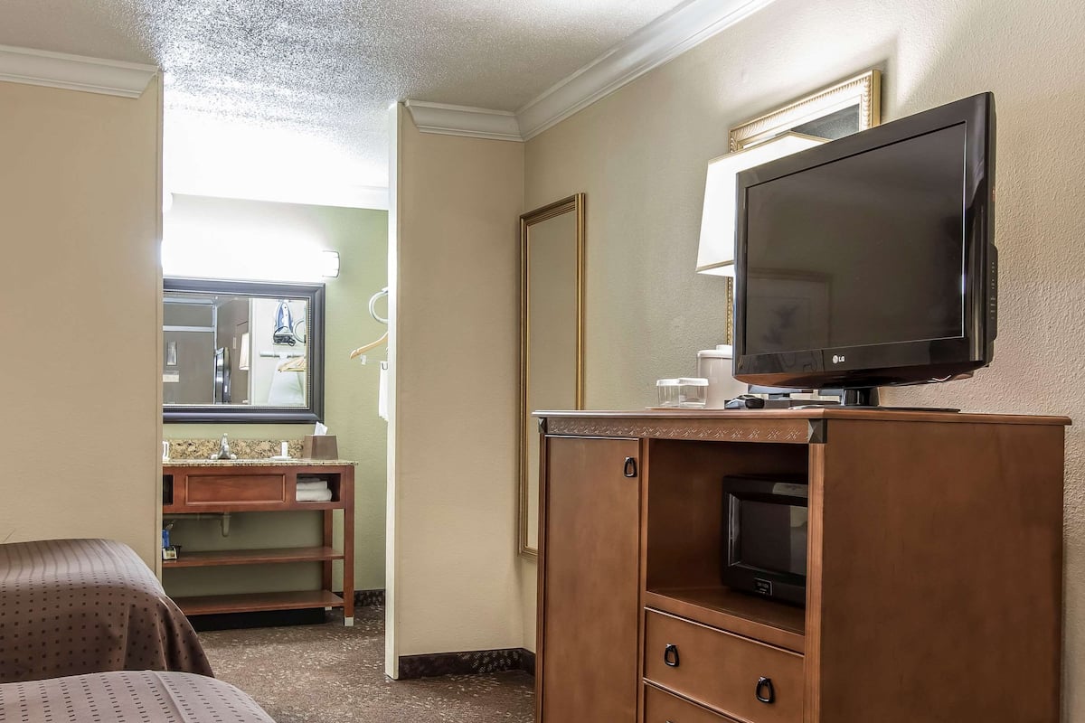 Premium bedding, in-room safe, desk, iron/ironing board