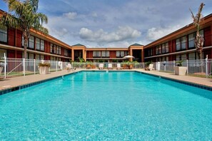 Piscine extérieure (ouverte en saison)