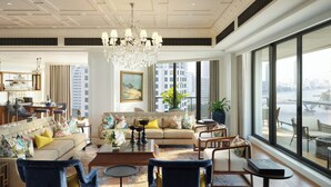 A spacious living room with a large chandelier, a sofa set, armchairs, and a view of the city through large windows. - Mandarin Oriental, Bangkok (Bangkok)