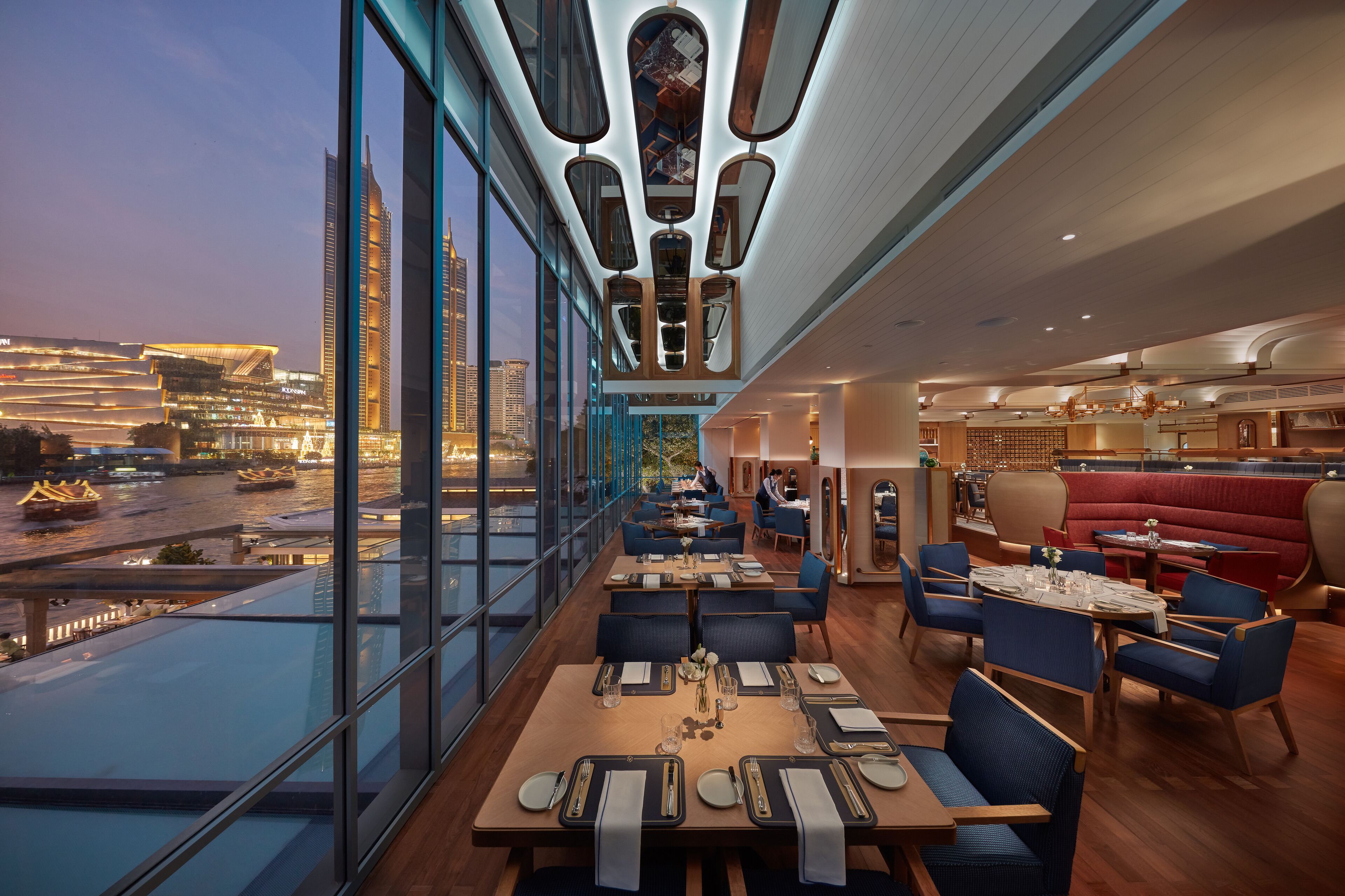 12 restaurants, breakfast, lunch, dinner served; seafood