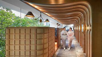 12 restaurants, breakfast, lunch, dinner served; seafood