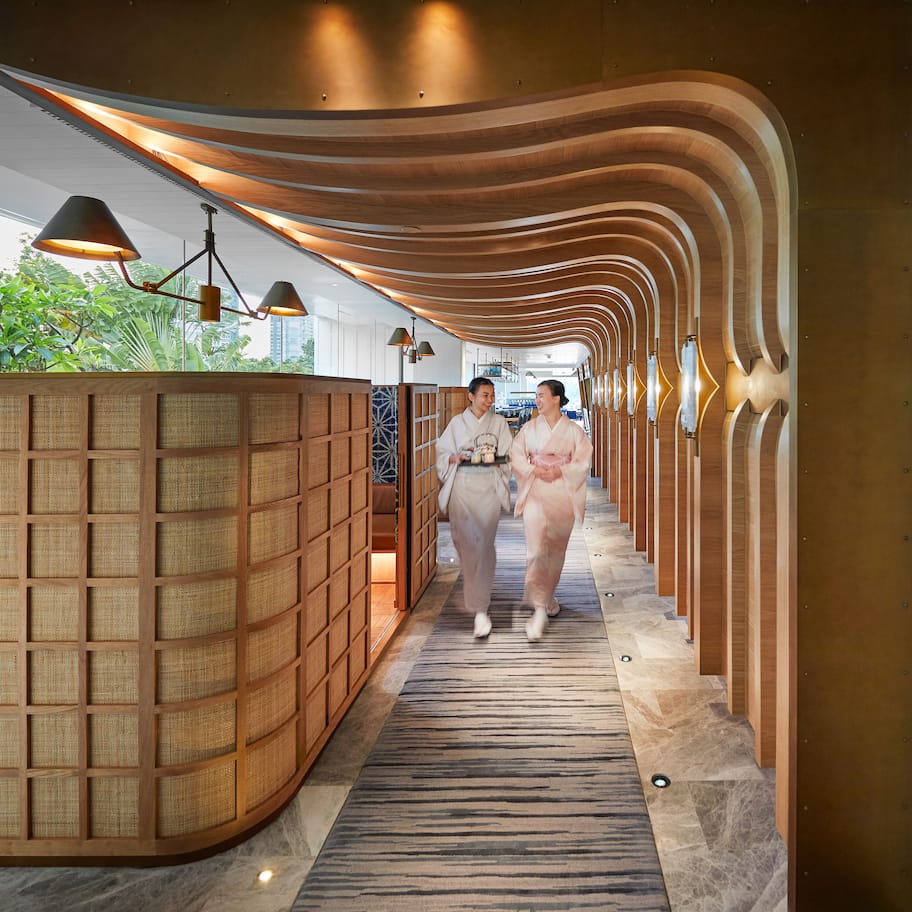 12 restaurants, breakfast, lunch, dinner served; seafood