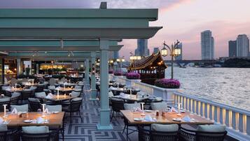 12 restaurantes; se sirve desayuno, almuerzo y cena; mariscos