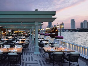 11 restaurantes; se sirven desayunos, comidas, cenas y brunch