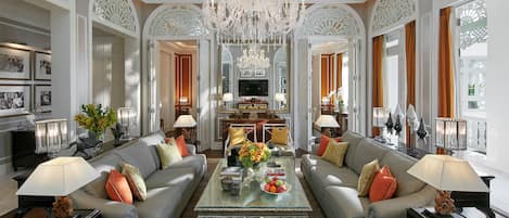 Suite – royal | Sengetøy av topp kvalitet, dundyner, minibar og safe på rommet