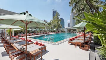 2 utomhuspooler, gratis cabanor och solstolar