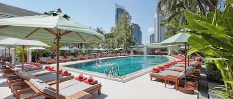 2 piscines extérieures, cabanons gratuits, chaises longues