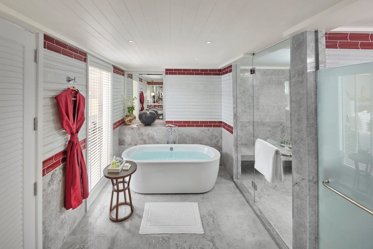 1 bedroom, premium bedding, down duvets, minibar