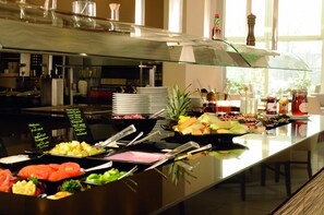 Petit déjeuner buffet (12 EUR par personne)