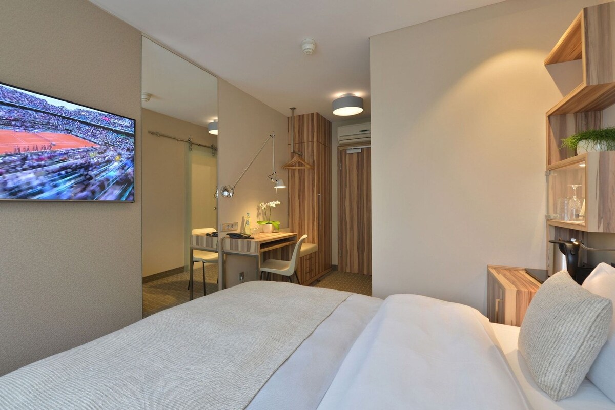 Hypo-allergenic bedding available, in-room safe, desk, blackout drapes