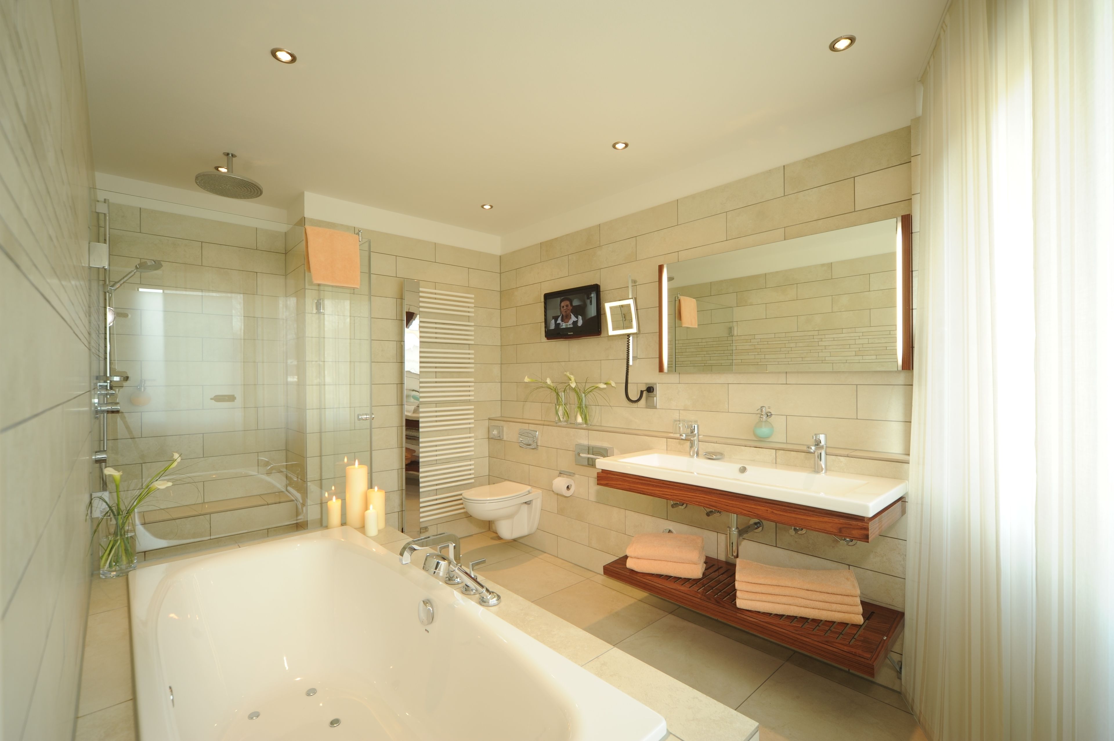 junior suite | bathroom | free toiletries, hair dryer, towels