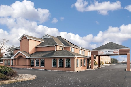 Exterior. Comfort Inn New Holland Amish Country