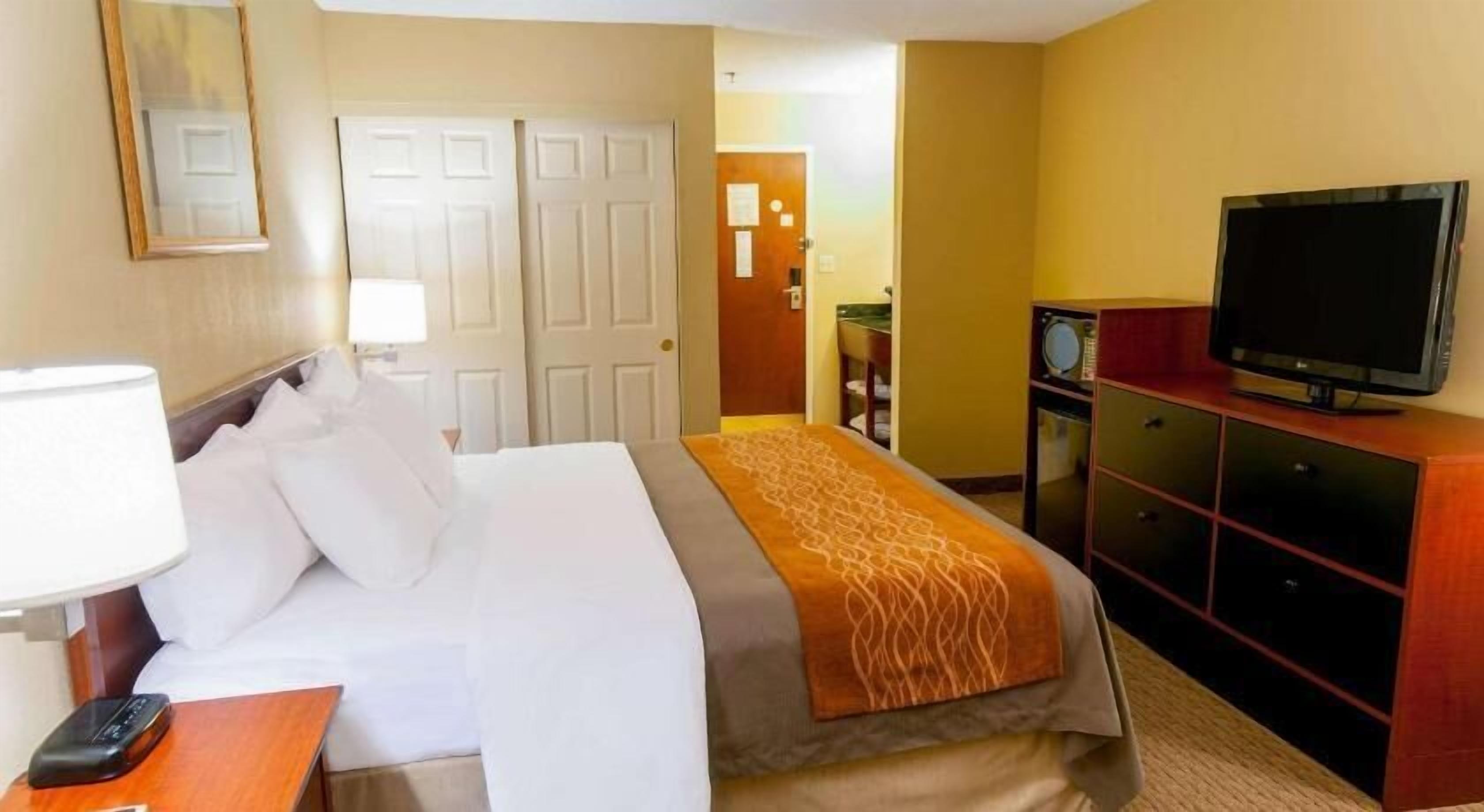Iron/ironing board, free WiFi, bed sheets, alarm clocks