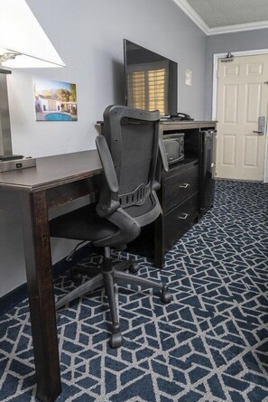 Hair dryer, towels - Comfort Inn Near Hollywood Walk of Fame (Hollywood)