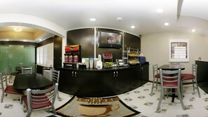 بوفيه فطور مجانًا