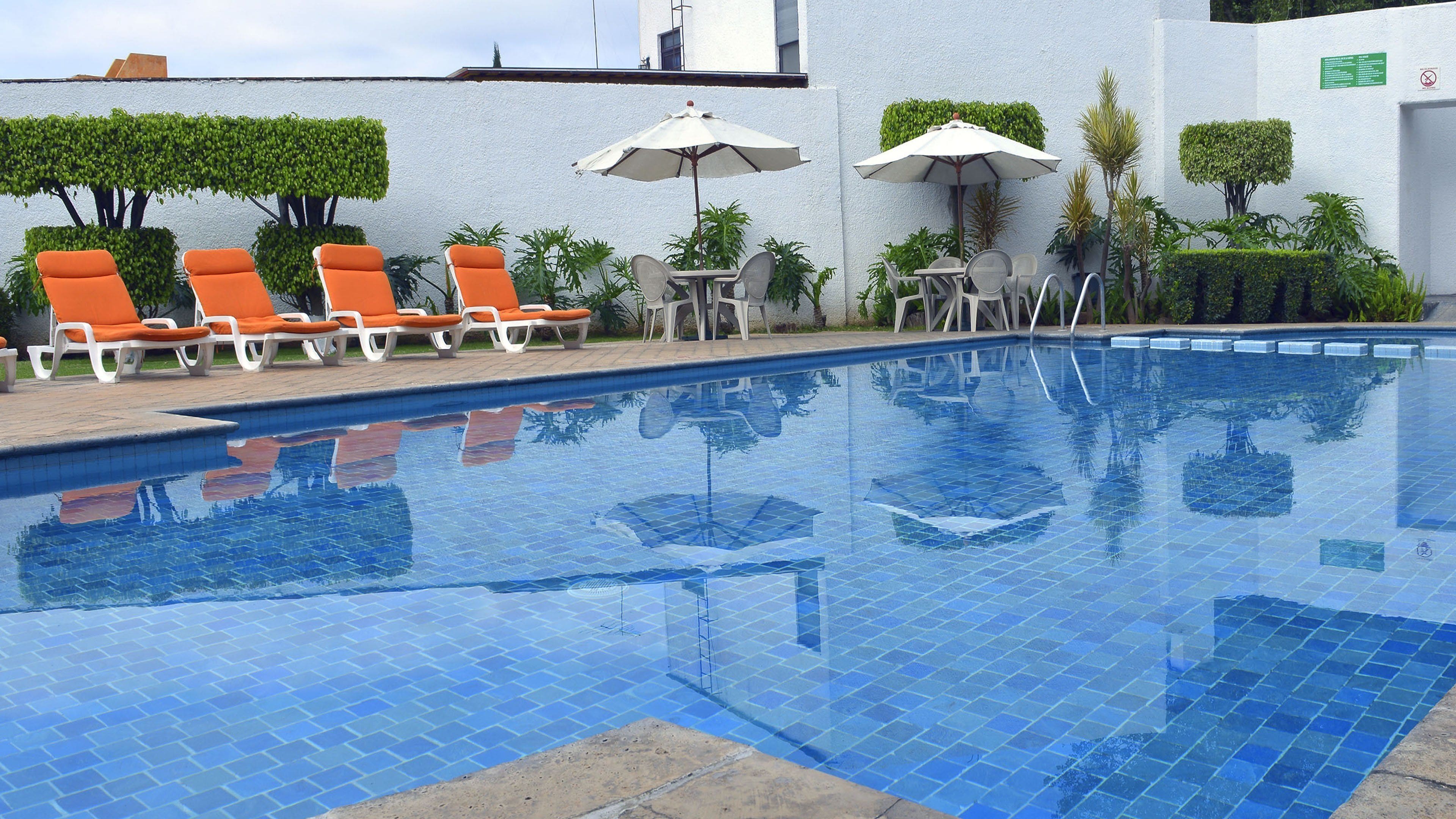 outdoor pool, open 8:00 am to 7:00 pm, pool loungers