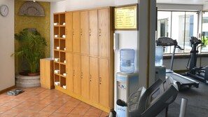 A gym with exercise equipment, a water dispenser, and a locker area with towels. - Holiday Inn Morelia by IHG (Morelia)