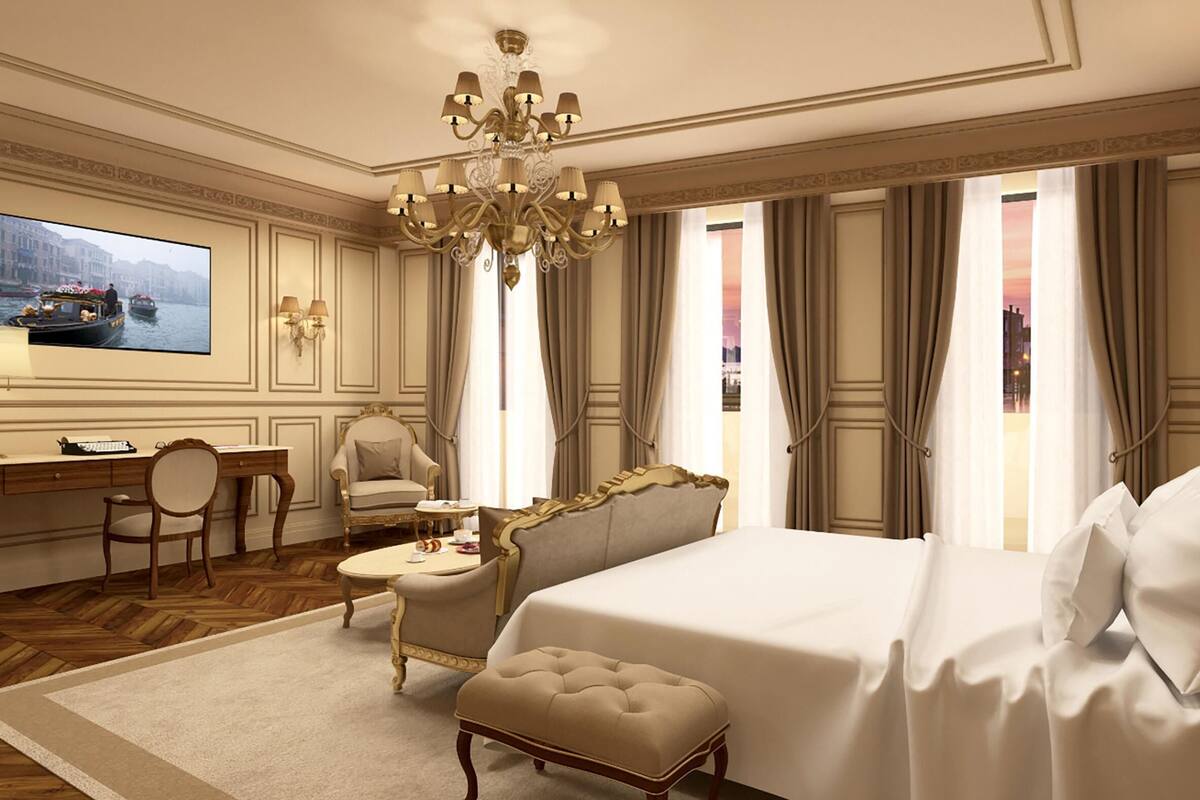 Deluxe Room, 1 Queen Bed, Non Smoking | Minibar, in-room safe, WiFi (free), bed sheets