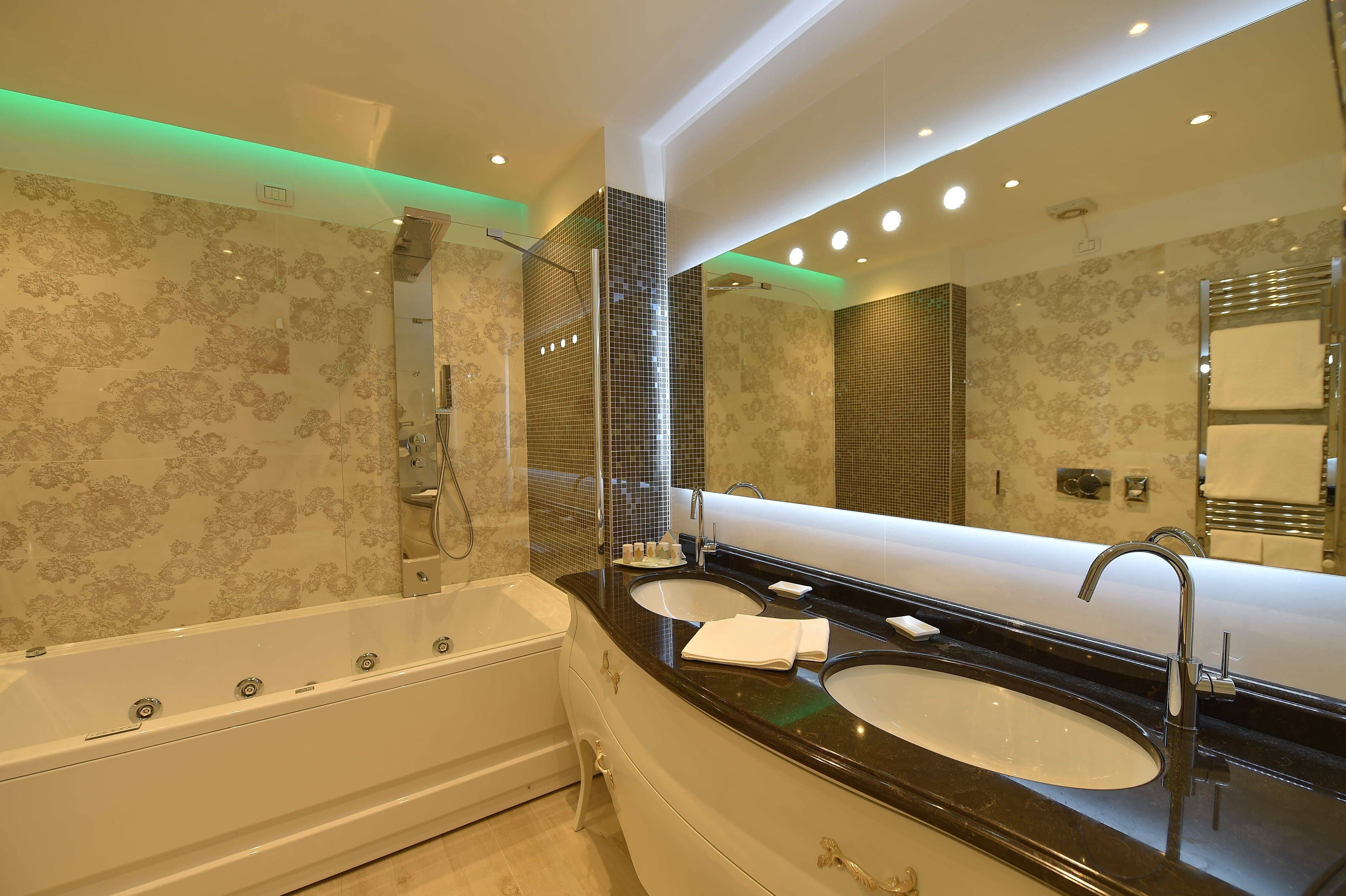 junior suite, lagoon view | bathroom | slippers, towels