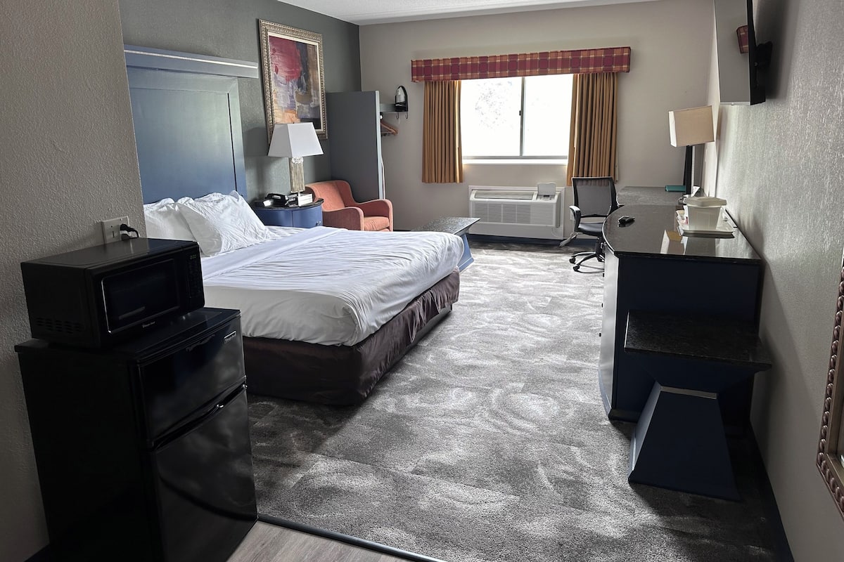 Deluxe Room, Courtyard View | Desk, laptop workspace, blackout drapes, iron/ironing board