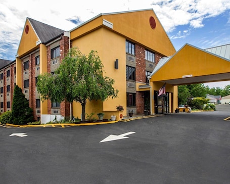 Front of property. Quality Inn Cromwell - Middletown