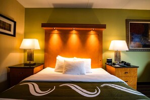 办公桌、笔记本电脑工作区、遮光窗帘、熨斗/熨衣板